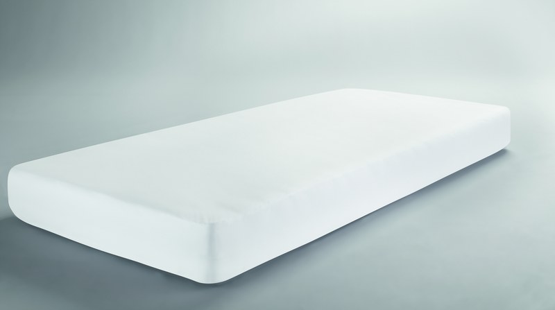 Белая хлопковая простыня-защита Dormisette MOLTON на матрасе
